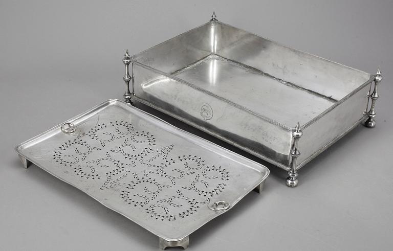SERVERINGSSKÅL, försilvrad metall, troligen England, omkring 1900.