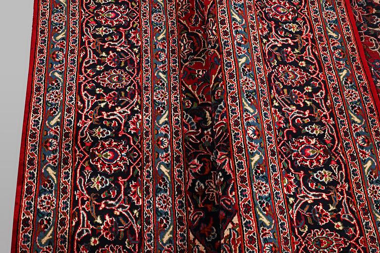 A carpet, Kashan, ca 389 x 300 cm.
