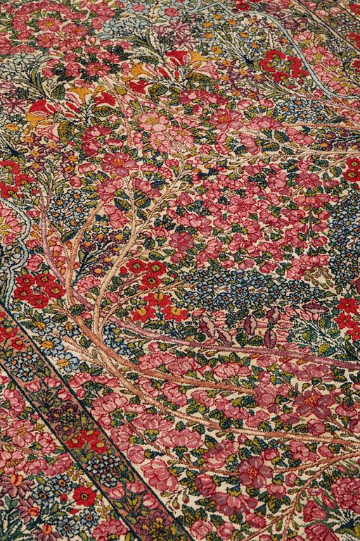 A RUG, a semi-antique Kerman "mille-fleur", ca 198,5 x 136,5 cm.