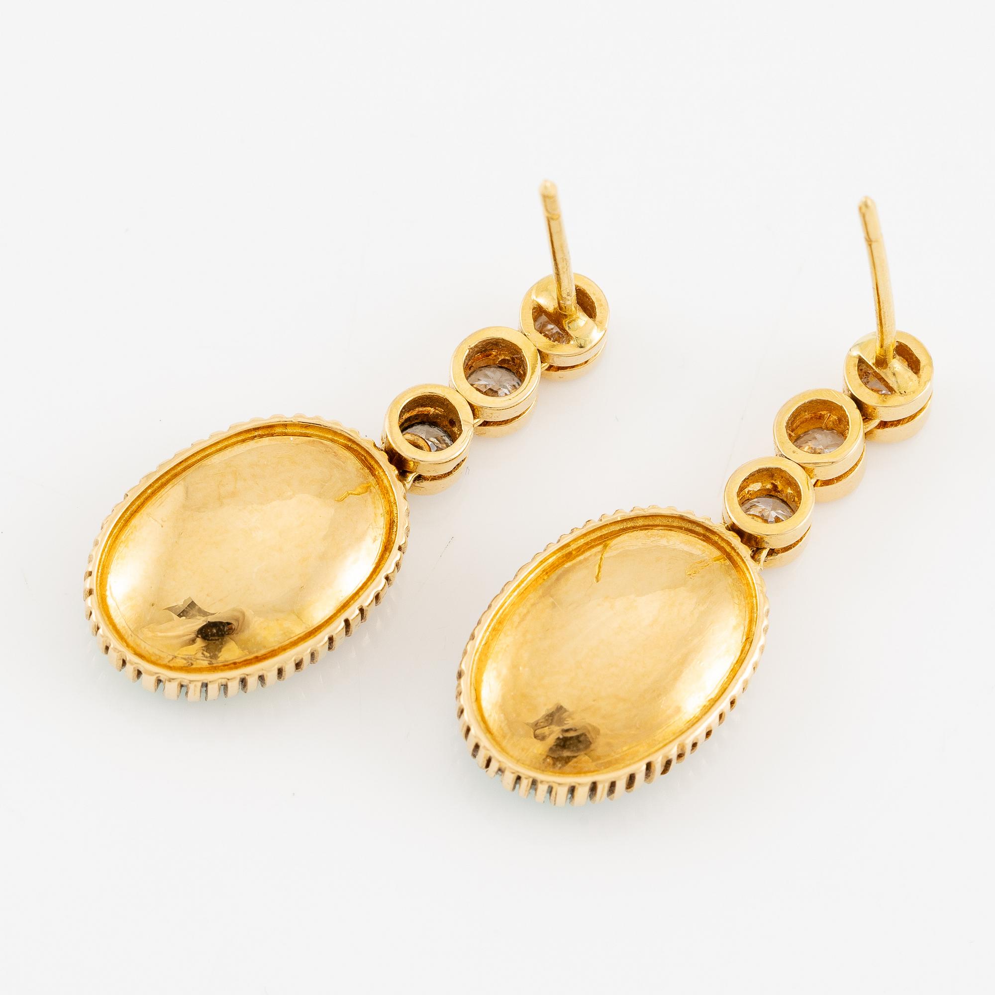 Örhängen 18K guld med opaler och briljantslipade diamanter.