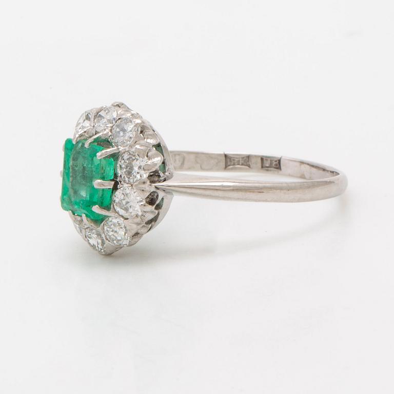Ring 18K vitguld med 1 smaragd ca 5x4 mm samt briljanter ca 0,50 ct totalt,  Peterson Stockholm,