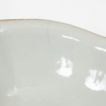 A Chinese famille rose porcelain dish, Qing dynasty, 19th century.