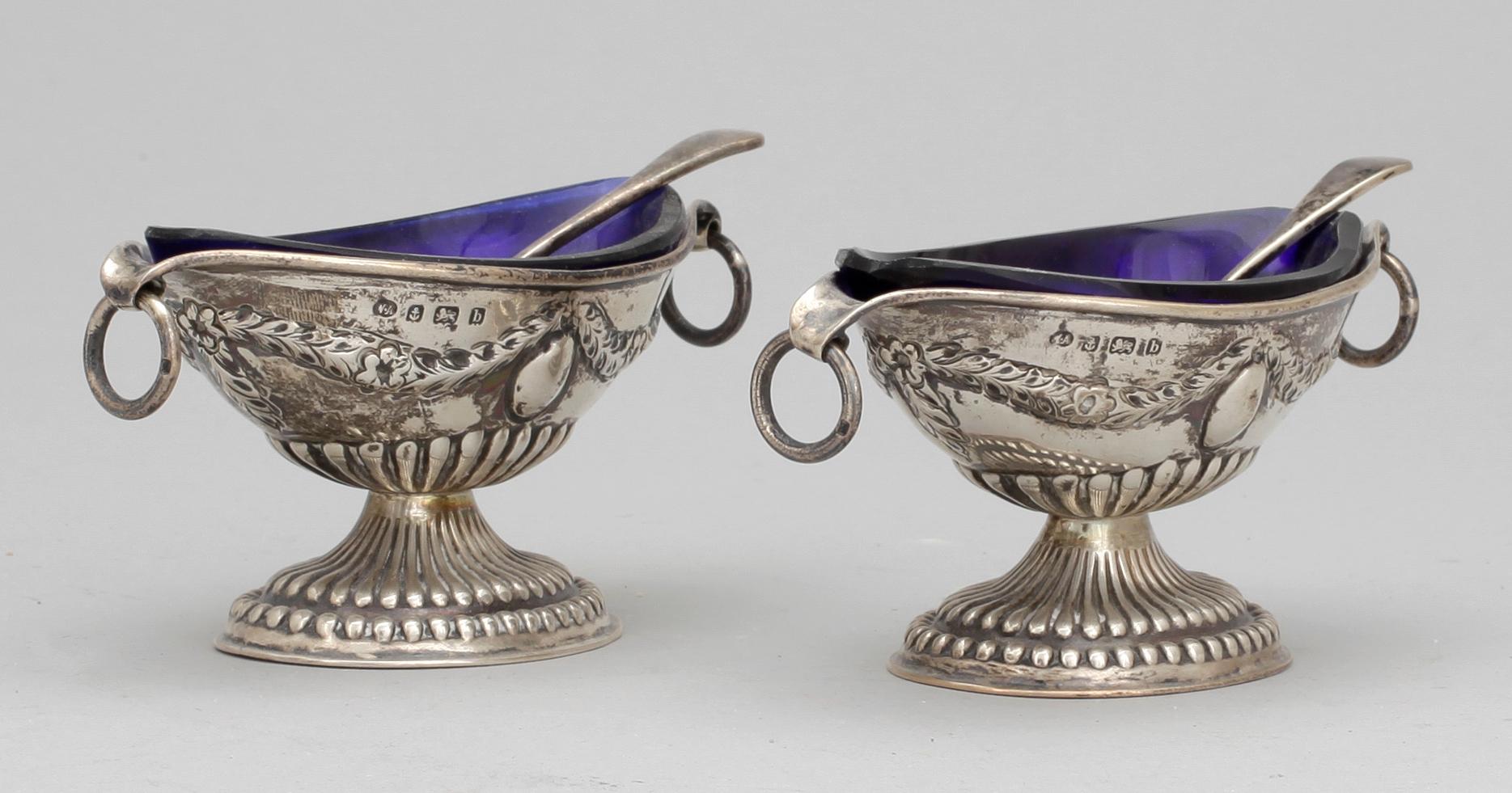 SALTKAR, 2 snarlika, empirestil, Birmingham, England, 1900-talets början. Vikt ca 81 gram.