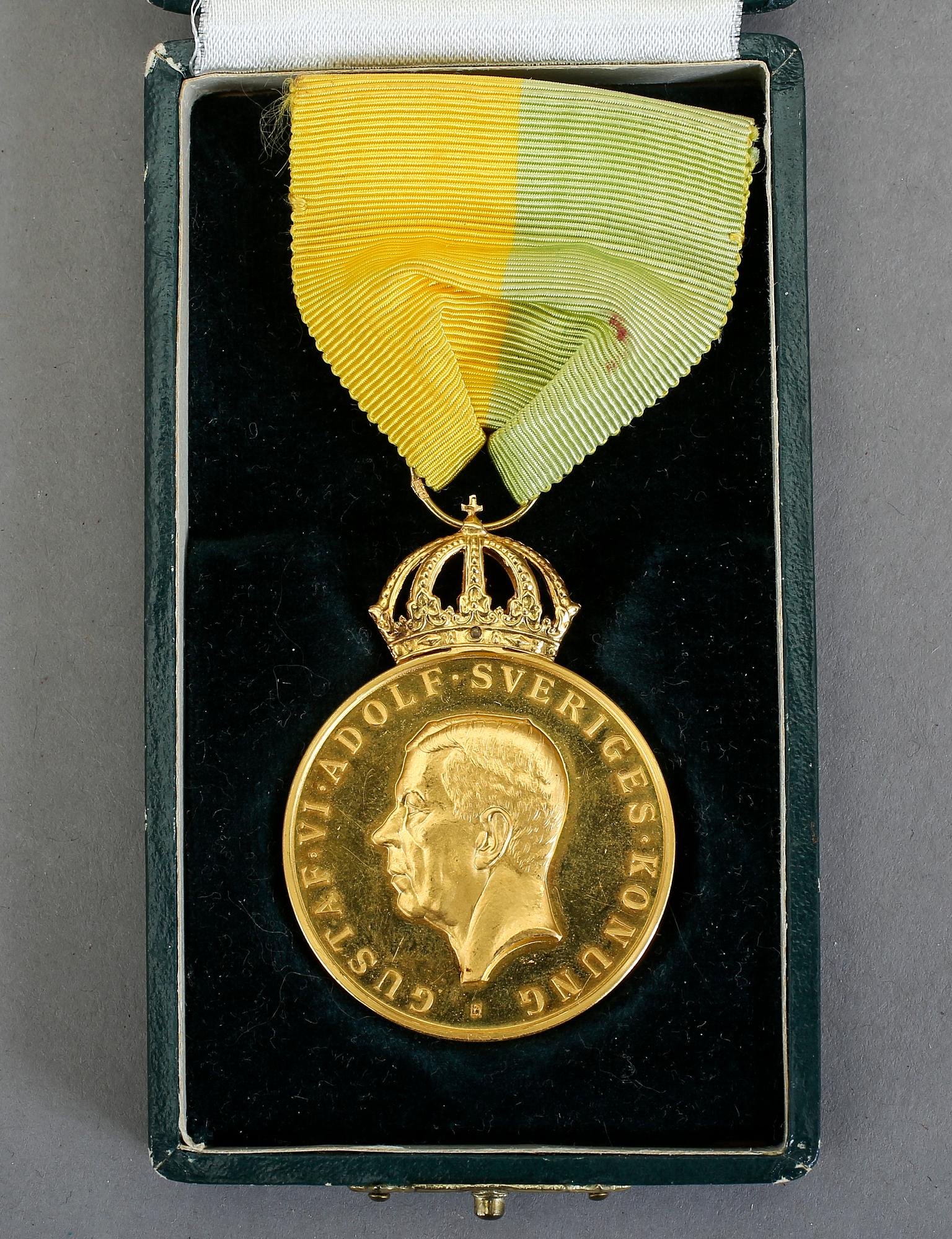 MEDALJ, 18k guld. Kungliga patriotiska Sällskapet, 1955. Vikt ca 25g.