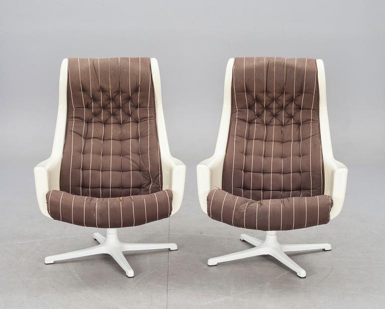 SNURRFÅTÖLJER, ett par, "Galaxy", Alf Svensson och Yngve Sandström för DUX, 1970-tal.