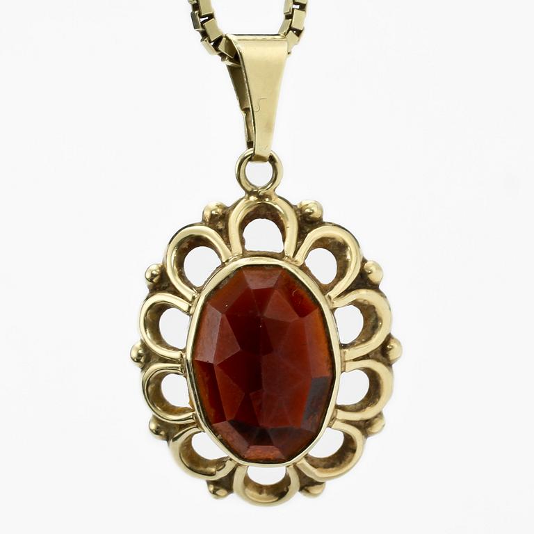 RING samt HÄNGE med KEDJA, 14k guld med fasettslipade rödbruna stenar. Tot vikt 17 g.