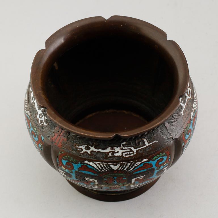 URNA, brons, emaljdekor, Kina, 1900-tal.