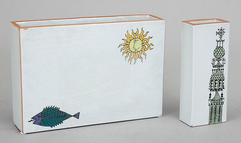VASER, 2 st, och FAT, "Karneval", Stig Lindberg, Gustavsberg studio, fajans. I produktion 1958-1962.