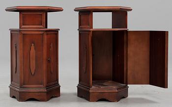 SIDOBORD, ett par, engelsk stil. 1900-talets andra hälft.