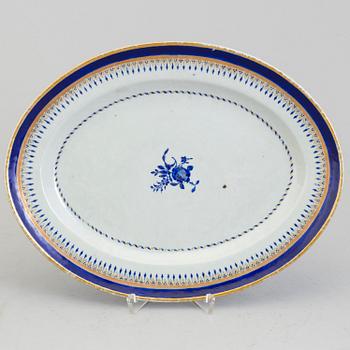 Three blue and white export porcelain dishes, Qing dynasty, Jiaqing, late 18th century.