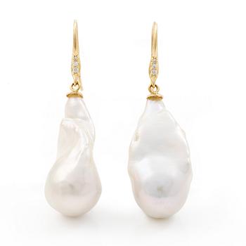 Earrings in 18K gold with cultured baroque freshwater pearls and brilliant-cut diamonds.