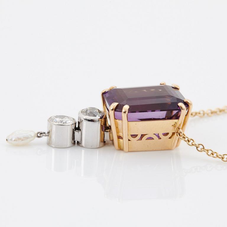 An 18K gold pendant set with a faceted amethyst and round brilliant- and old-cut diamonds and a pearl.