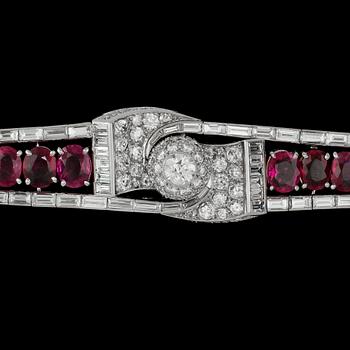 1124. A Burmese ruby, tot. 12.20 cts, baguette- and brilliant cut diamond bracelet, tot. app. 14 cts. 1940's.