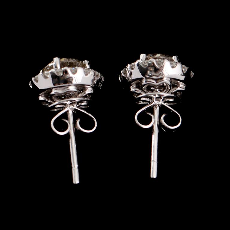 ÖRHÄNGEN, 1 par, 18 k vitguld, med briljanstlipade diamanter totalt 1.44 ct, avtagbar krans av diamanter totalt 0.45 ct.