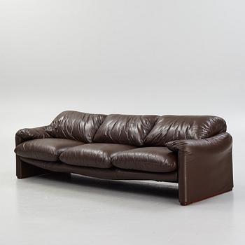 A Vico Magistretti leather sofa, "Maralunga" Cassina, Italy 20th century latter part.