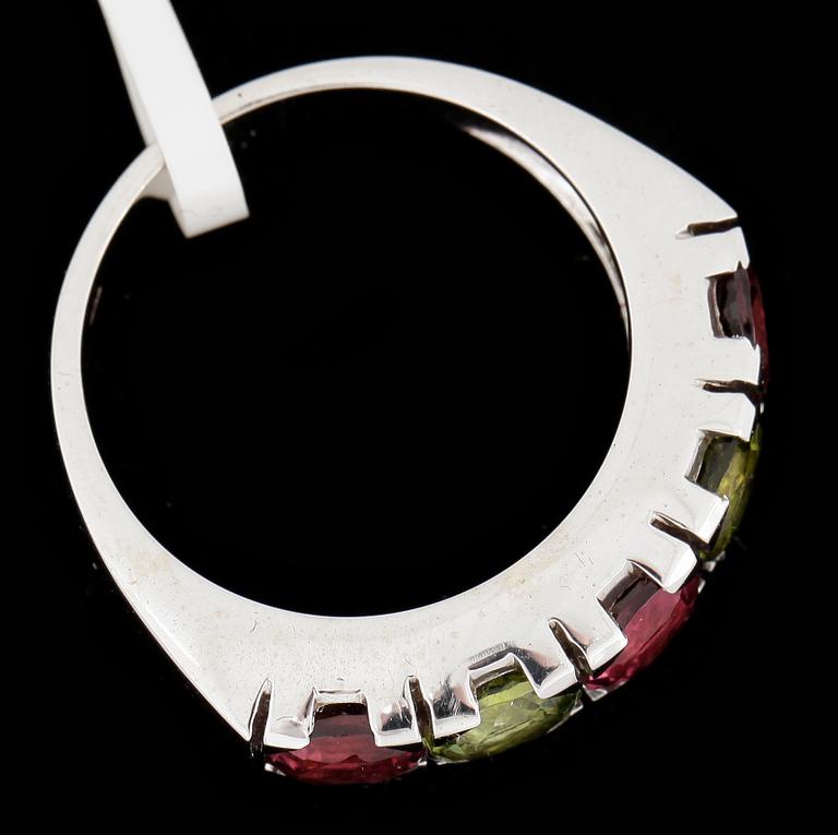RING, 14k vitguld med rosa och gröna turmaliner tot 2,73ct. Vikt ca 6,2 gram.