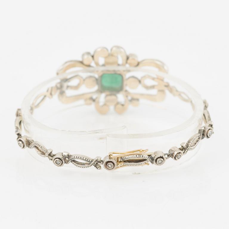 Bracelet in silver with a faceted emerald and rose-cut diamonds.