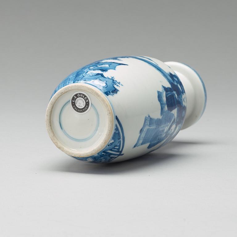 A blue and white roleau vase, Qing dynasty, 19th Century.