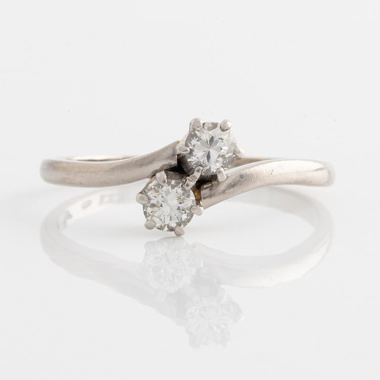 Ring in 18K white gold with two brilliant-cut diamonds.