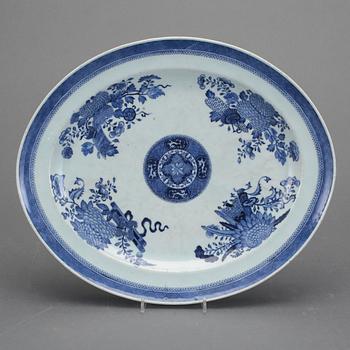 STEKFAT, porslin. Kina, Jiaqing (1796-1820).
