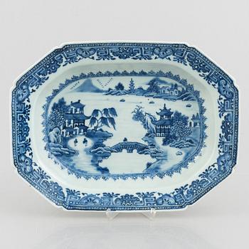 A Chinese blue and white export porcelain tureen stand, Qing dynasty, Qianlong (1736-95).