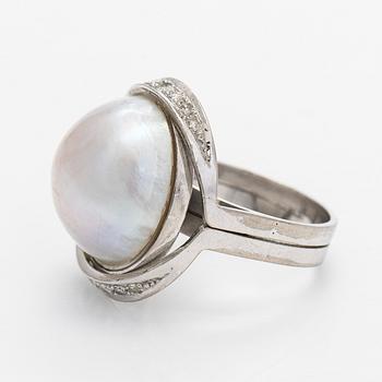 Ring set with a mabé pearl and brilliant- and 8/8-cut diamonds, 18K white gold. A. Tillander, Helsinki 1981.