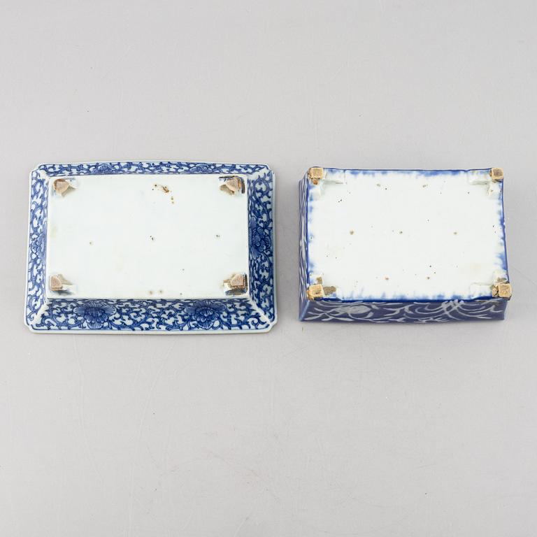 Two blue and white flower pots, late Qing and 20th century.