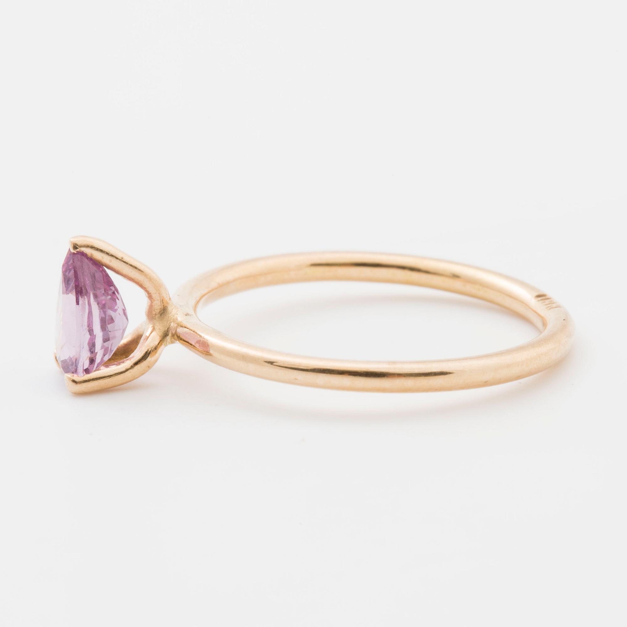 RING, med droppslipad ametist.