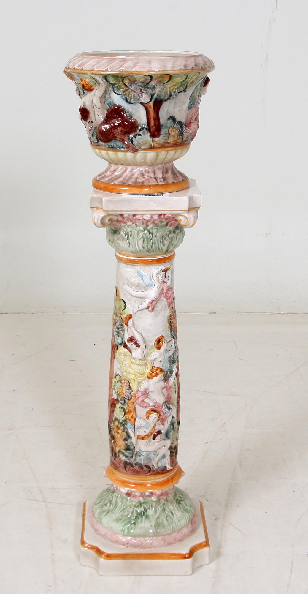 PIEDESTAL MED YTTERFODER, keramik Capo di Monte.