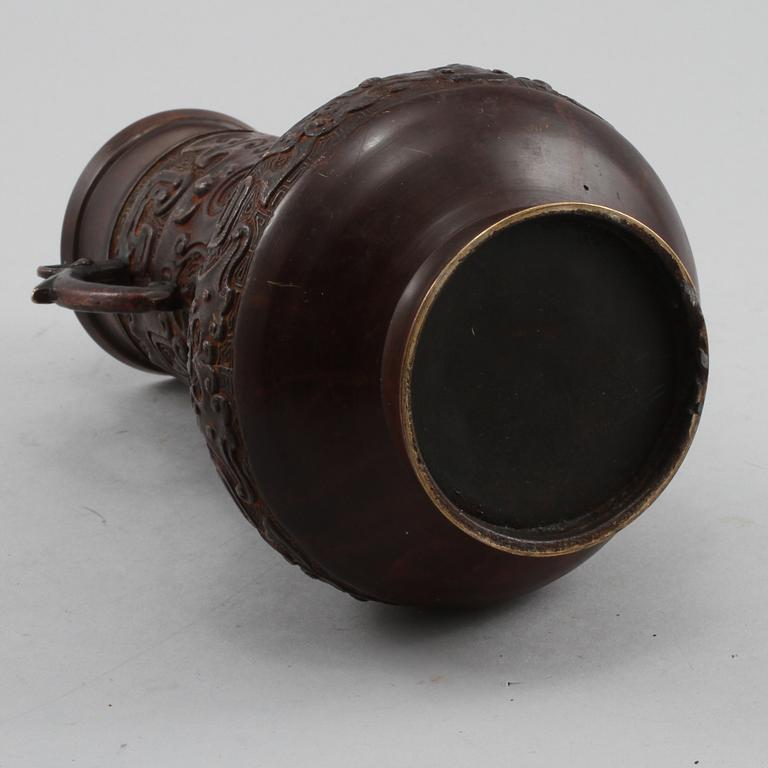 HÄNKELVAS, patinerad metall, Orientalisk, 1900-tal.