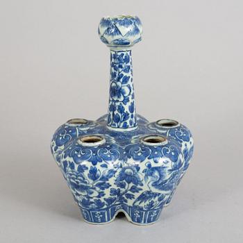 A Chinese blue and white porcelain tulip vase, Qing dynasty, Guangxu (1872-1908).