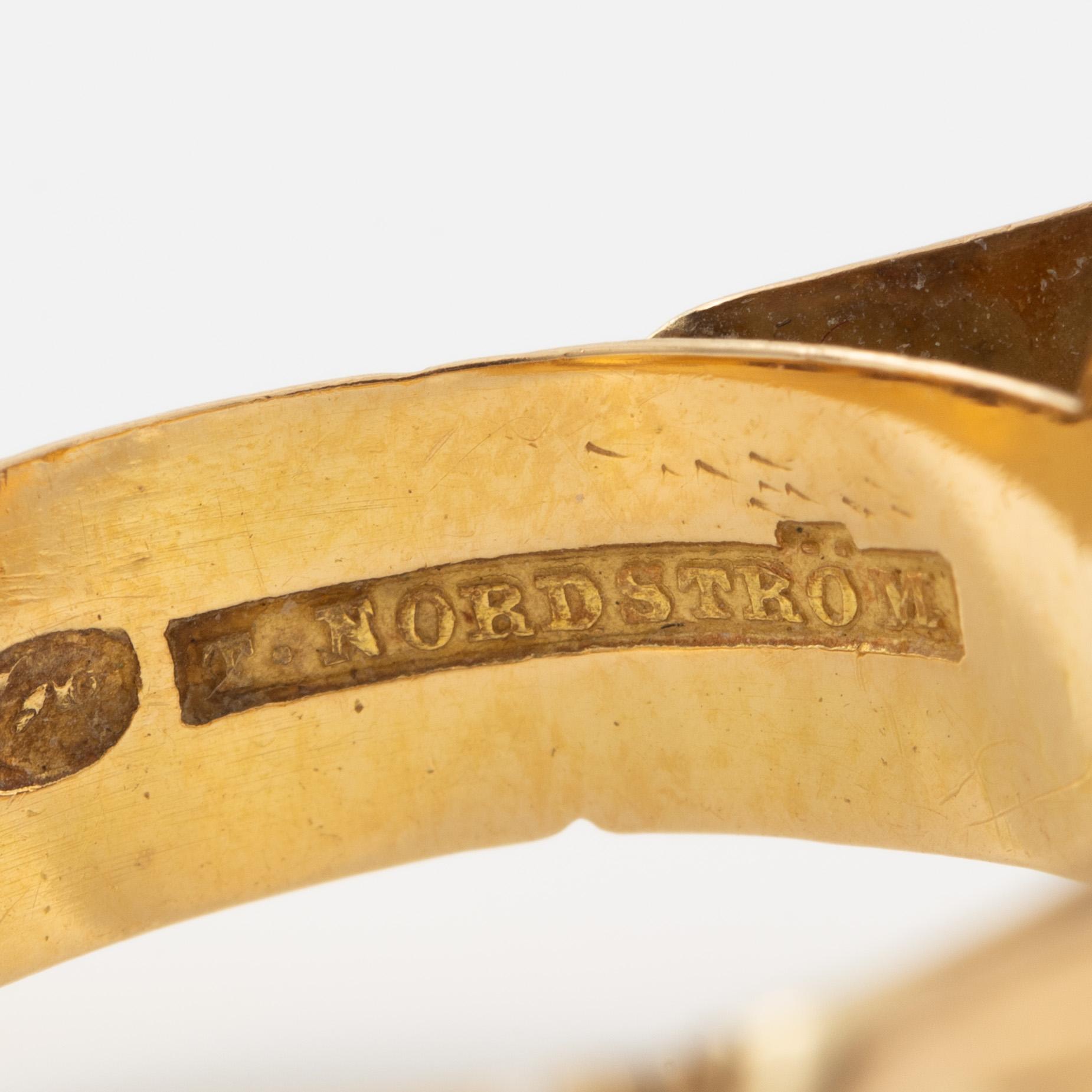 Ring in 18K gold set with a cabochon-cut moonstone.