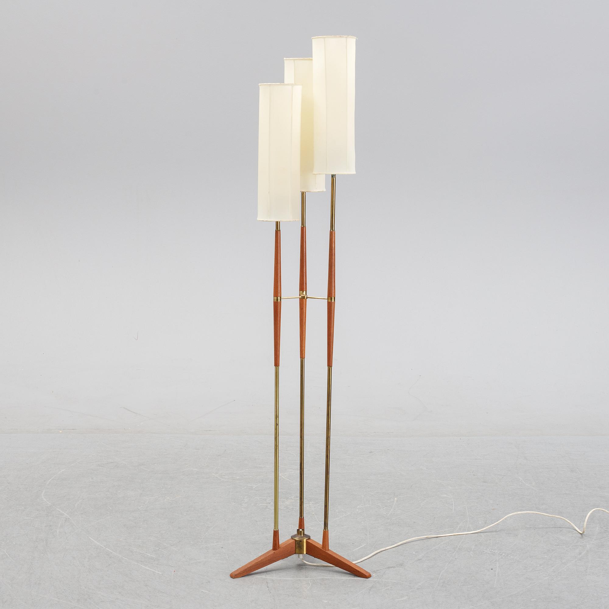 A wood and brass floor lamp from  Möllers Armaturer, Eskilstuna, mid 20th century.