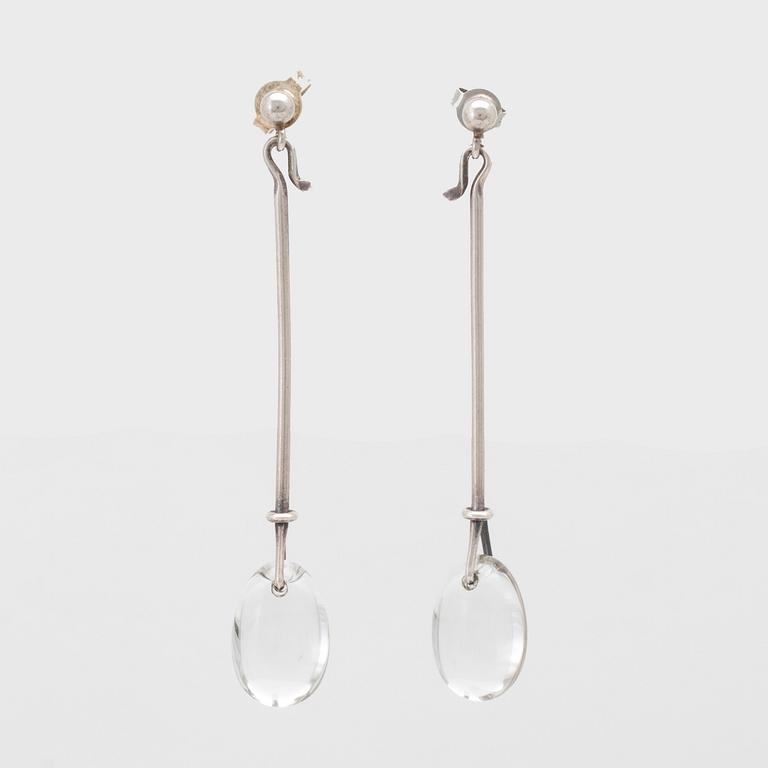 Vivianna Torun Bülow-Hübe, örhängen
"Dew-drops", silver och bergkristall för Georg Jensen.