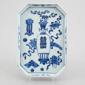 A Chinese blue and white porcelain tray, Qing dynasty, 19th century.