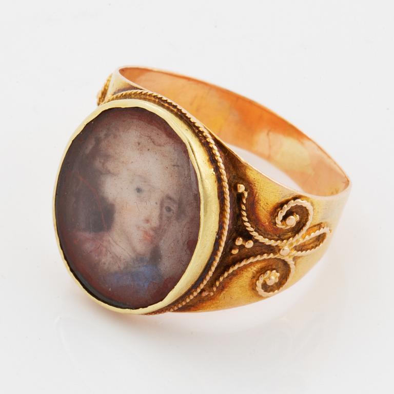 Ring, guld med miniatyrporträtt (Kung) Kristian VII (1749-1808) Kung av Danmark & Norge  i Cornelius Höyers art.