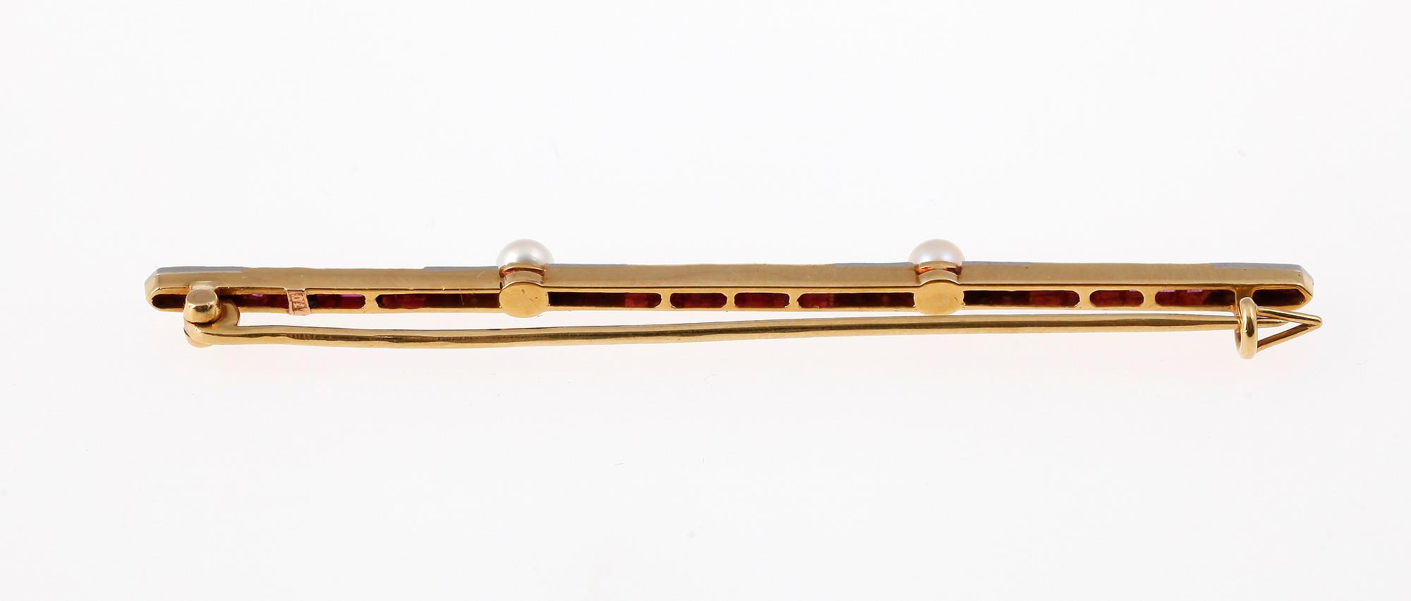 BROSCH, 18k guld med rosensliapde diamanter, carréslipade rubiner och troligtvis orientaliska pärlor. 1920-tal.