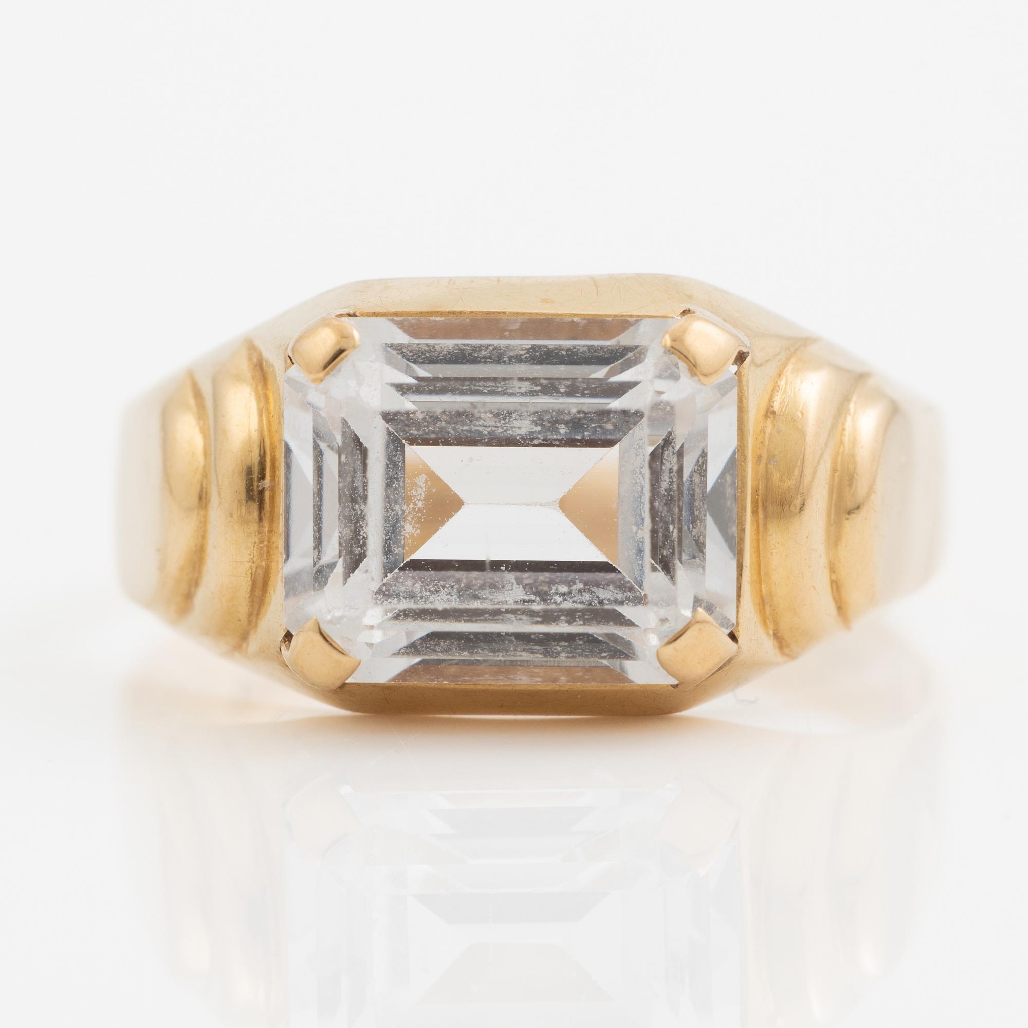 Ring 18K gold with white synthetic spinel.
