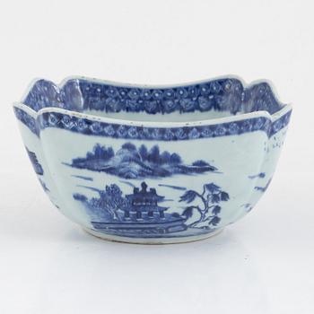 A blue and white porcelain blowl, China, Qingdynasty, first half of the 19th century.