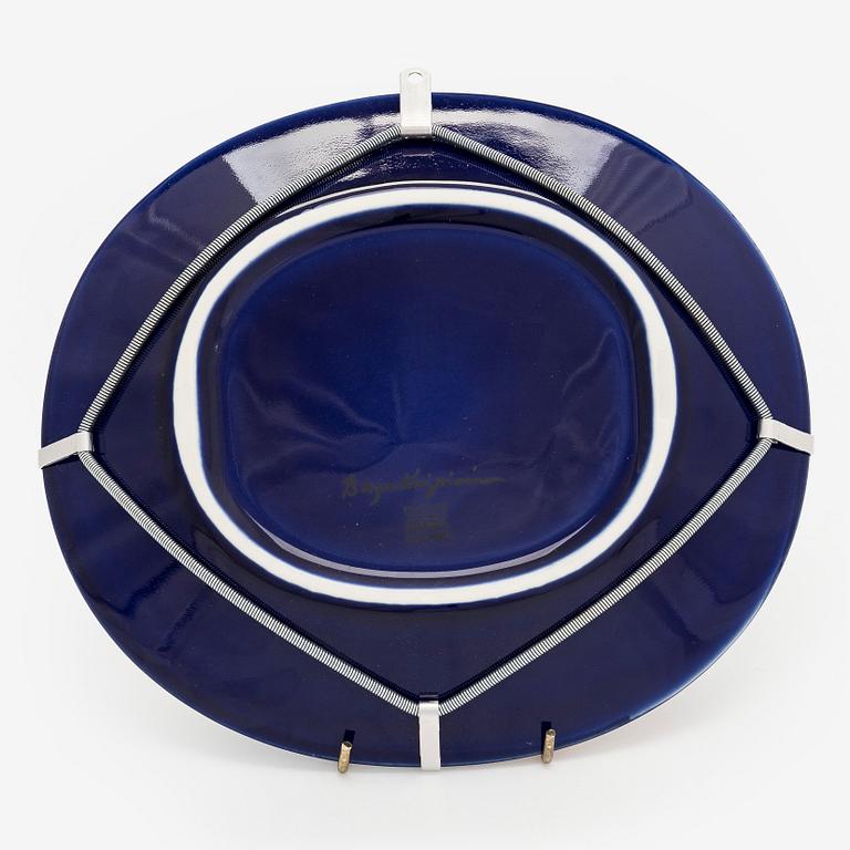 Birger Kaipiainen, a decorative ceramic dish, marked Birger Kaipiainen, Arabia Finland.