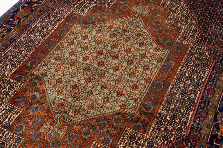 A Senneh carpet approx. 305 x 196 cm.