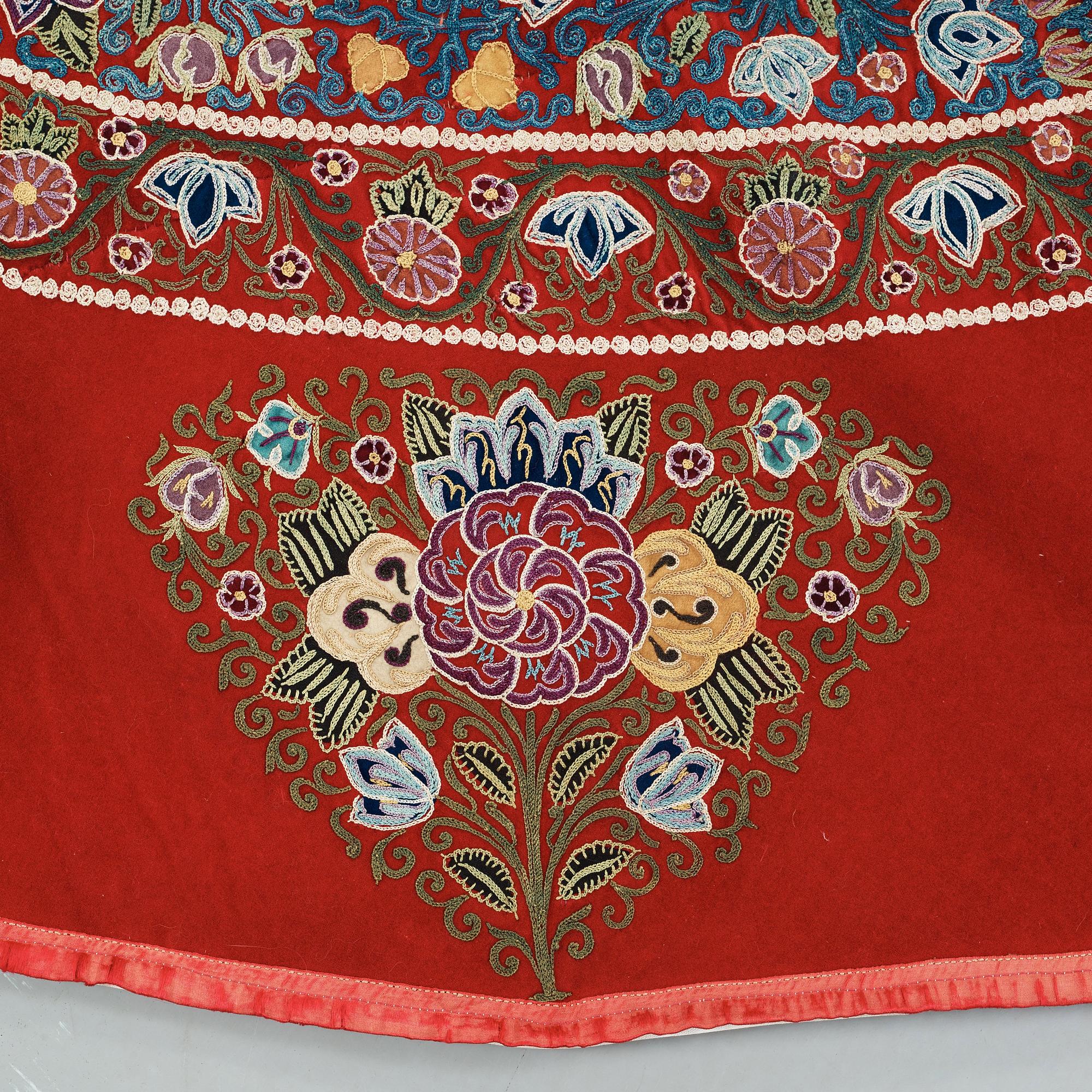 EMBROIDERY, ALMOST ROUND. Antique Rascht Embroidery. Persia (Iran). Diameter 196,5-203 cm.