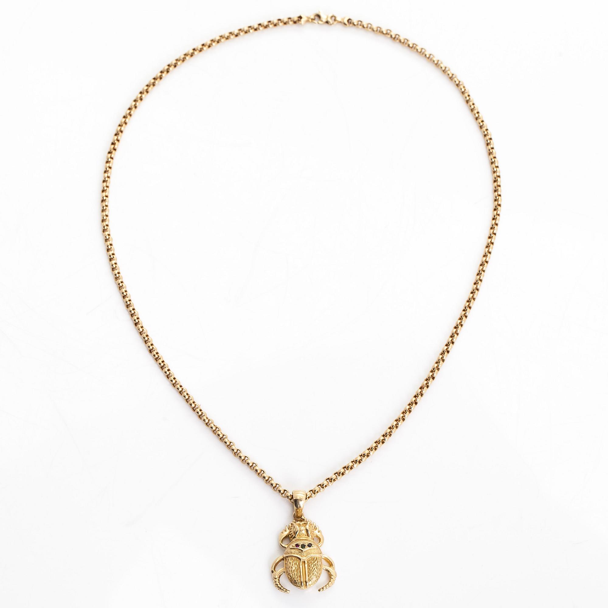 Necklace in 14K gold, with a pendant in the shape of a scarab.