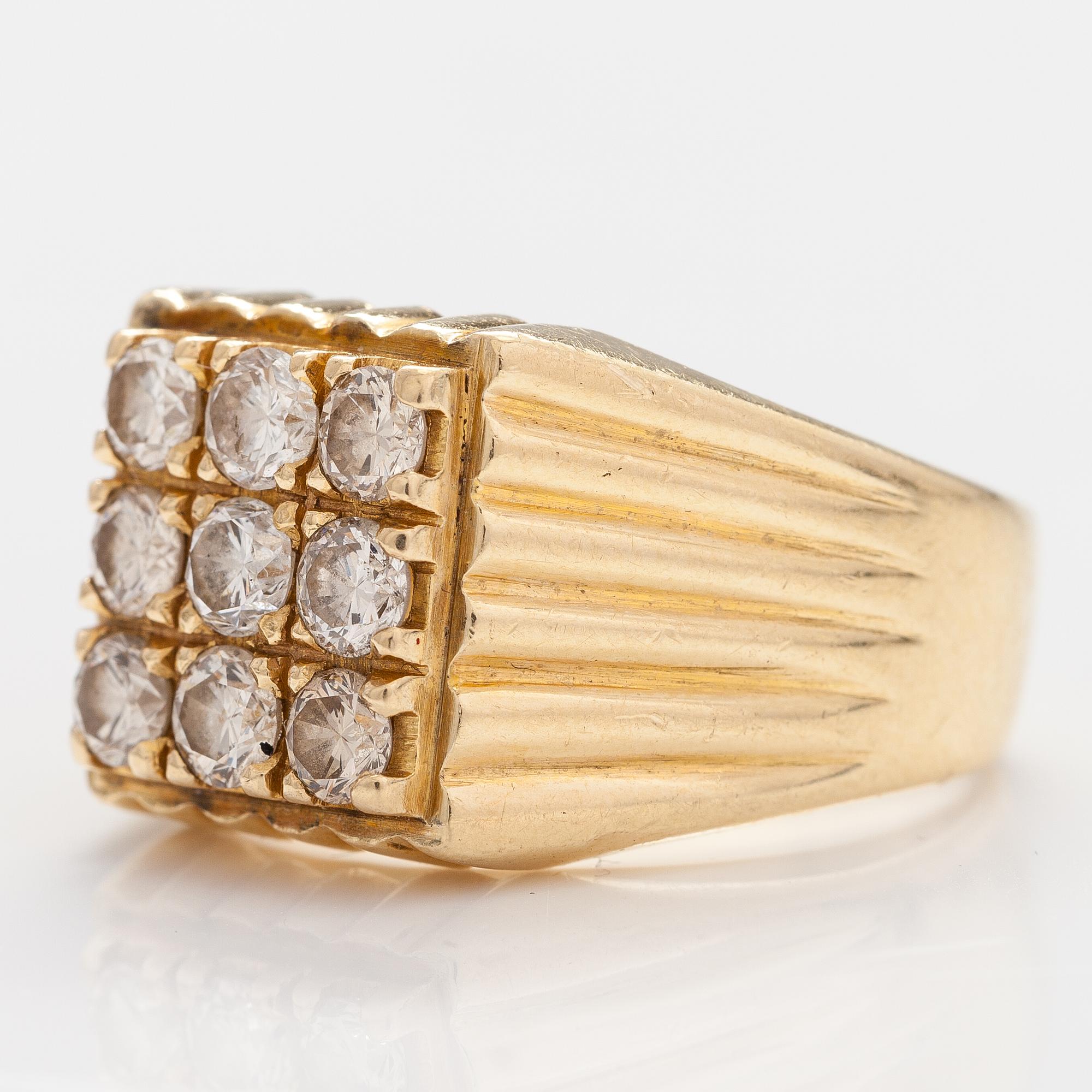 An 18K gold ring with diamonds ca. 1.53 ct in total.