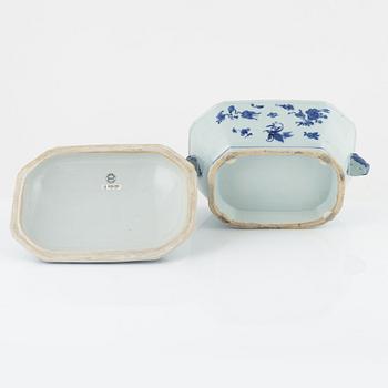 A blue and white export porcelain tureen with cover, Qing dynasty, Qianlong (1736-1795).