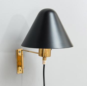 PAAVO TYNELL, a mid-20th century '7284' wall light for Taito/Idman.