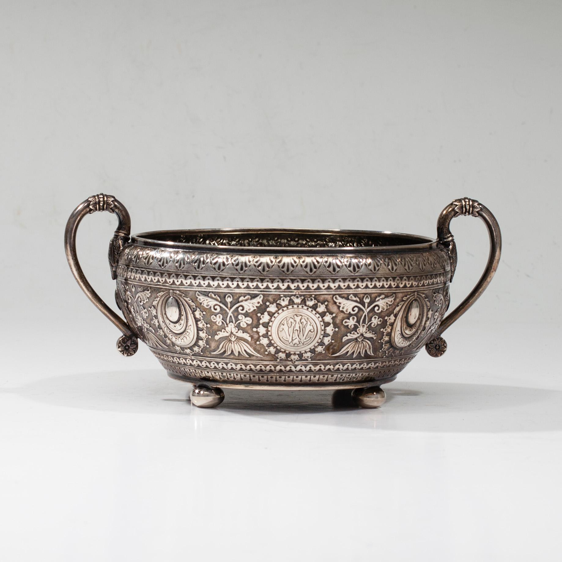 SKÅL, silver, Edward, John & William Barnard, London 1873. Vikt ca 296 g.