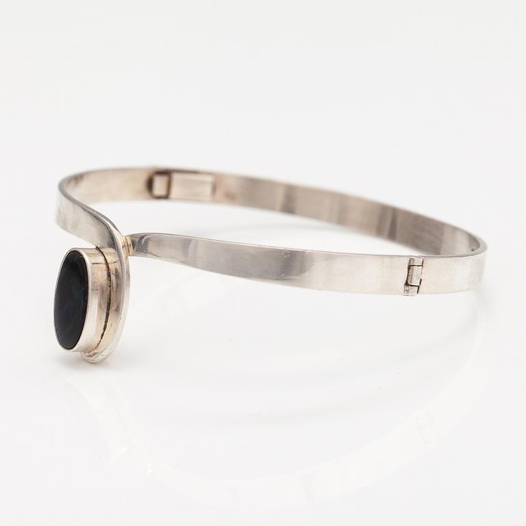 A sterling silver necklace and bracelet with spectrolites. Kaunis Koru, Helsinki 1985.