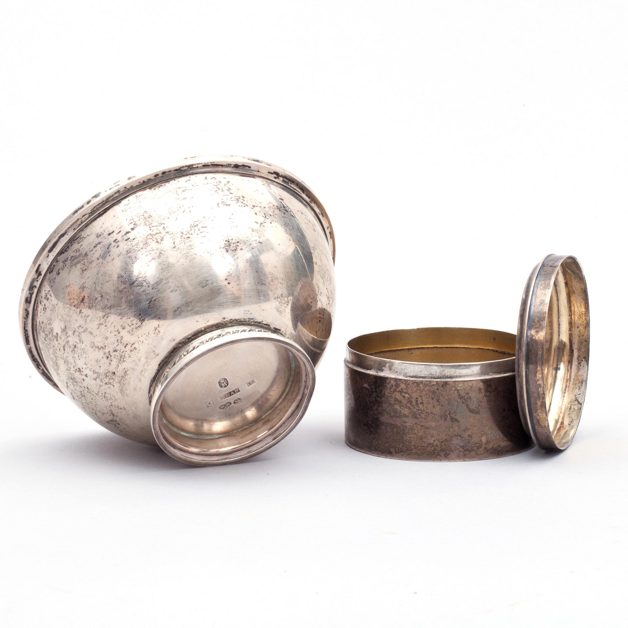 DOSA med LOCK, silver, Johan Petter Grönvall, Stockholm, 1827 samt SKÅL, Malmö, 1929. Total vikt ca 200 g.