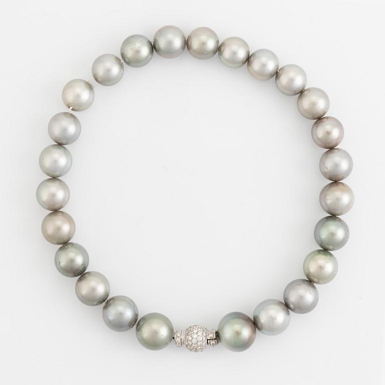 Collier med odlade Tahitipärlor och lås 18K vitguld med briljantslipade diamanter totalt ca 1,5 ct.